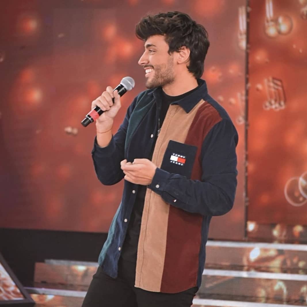 TeamYanardo's tweet photo. liz en el cantando >>>>>>>>>>> https://t.co/LA0xcm3s7X