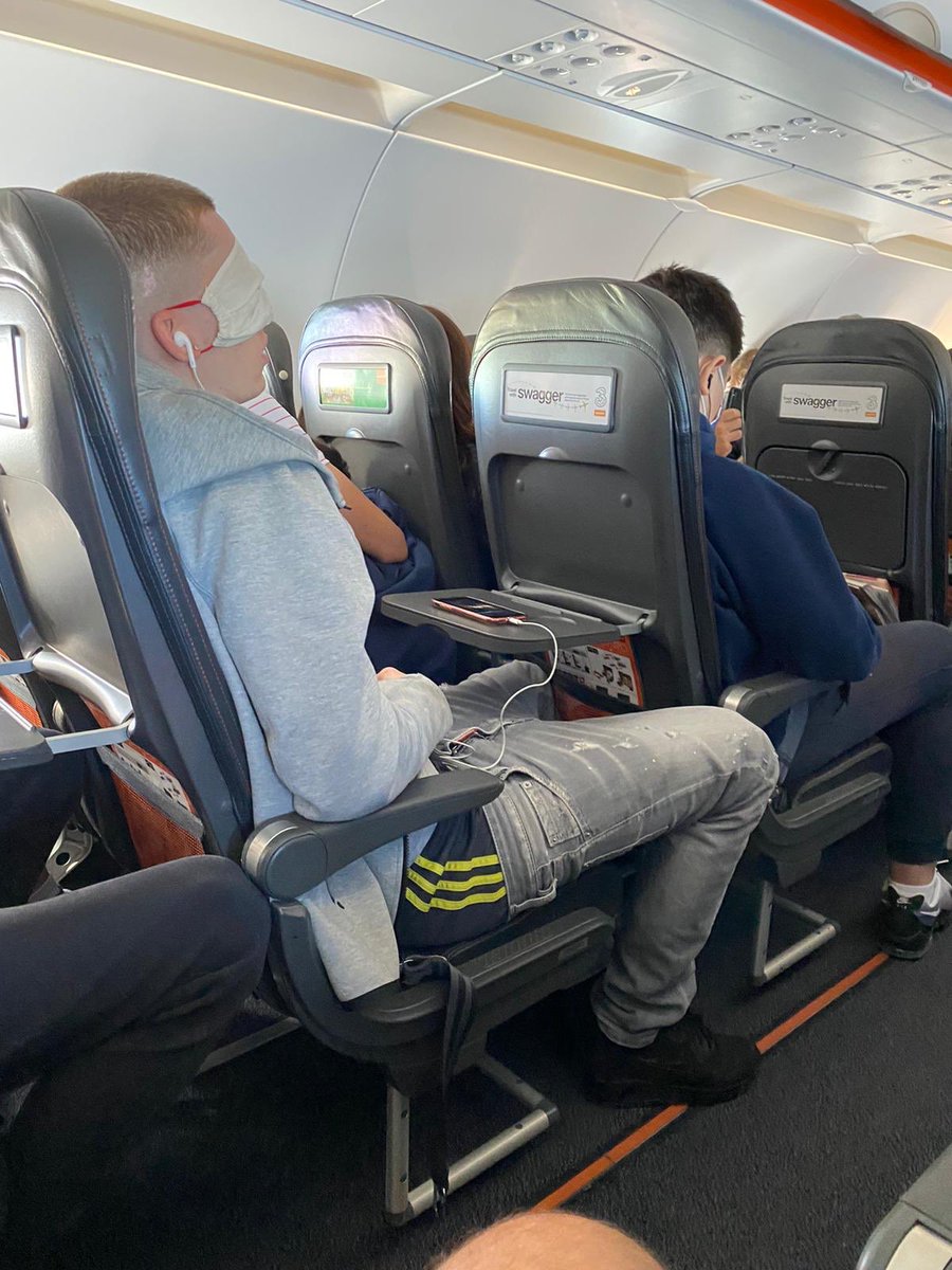 This young man clearly doesn’t know a mask 😷 prevents others from getting infected, not the wearer. It’s a #facemask, not a sleepmask idiot. #coronavirus #COVID19 #maskhole