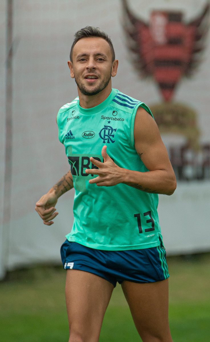 DebatenacaoRN's tweet photo. Sorriso no olhar de quem voltou da Europa e só teve técnico europeu https://t.co/oigF2Kpwga