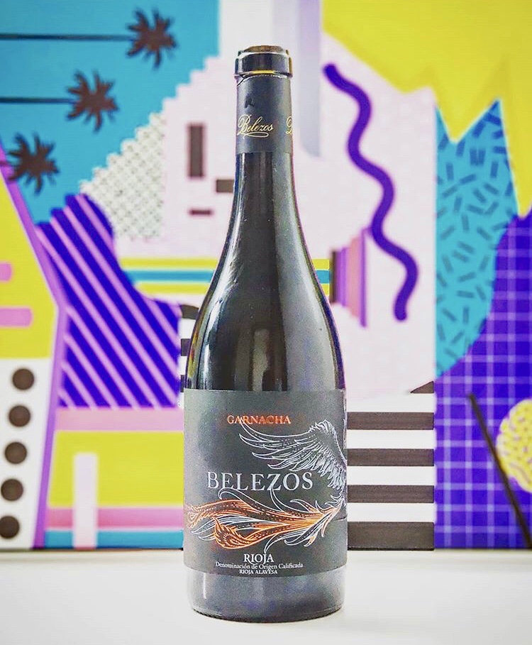 BodegasZugober's tweet photo. Así ven nuestro #BelezosGarnacha los amigos de Vinos Manuel Gil en Lalín (Pontevedra). Chula la foto ¿verdad? #Zugober #Belezos #Garnacha #VinosBelezos #RiojaAlavesa #veranoconvino #vinorioja #Rioja #Viticultura #videocata https://t.co/MrDSgPtSxN