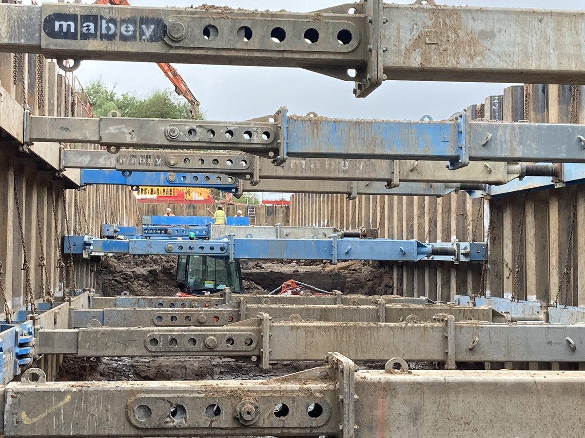 SBamford_CRT's tweet photo. Last of the #RSevern #fishpasses @SevernUnlocked at Lincomb Weir with excavation progressing well amongst the huge temporary props with completion planned for the end of 2020 @CanalRiverTrust @kierconstruct @severnrivers @EnvAgency https://t.co/GdC4exEIDa