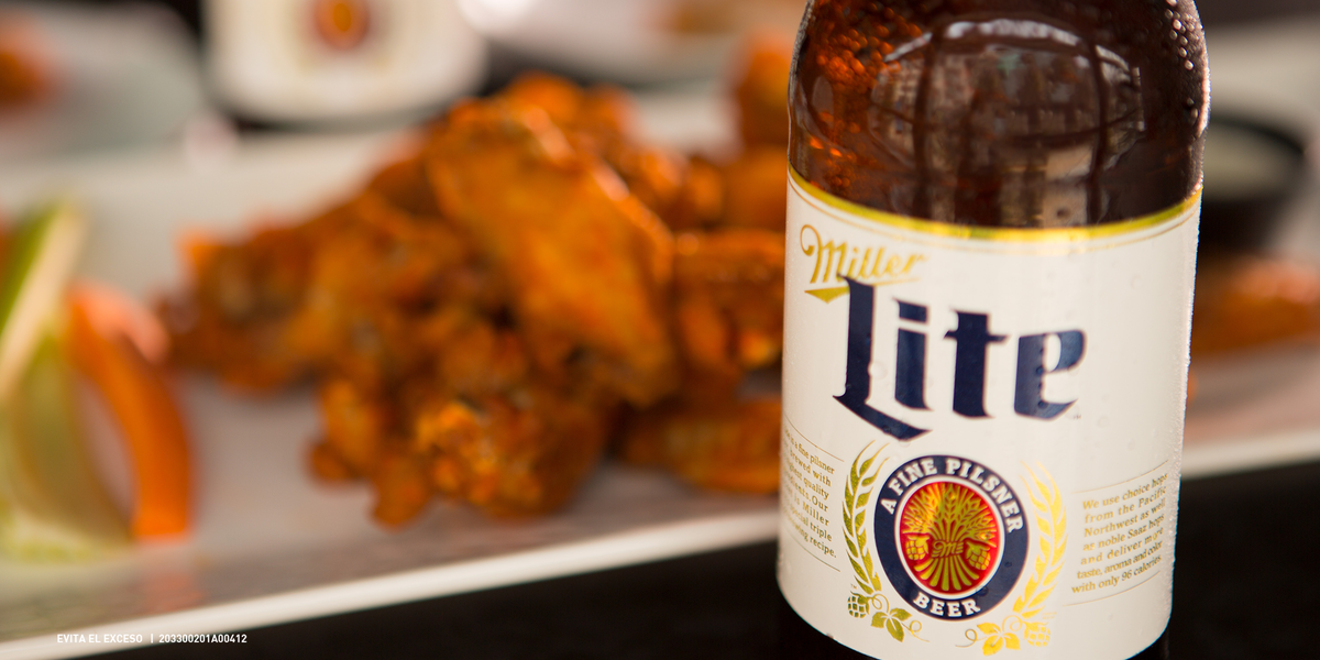 MillerLiteMX's tweet photo. ¿BQQ, extra hot o chipotle 🤤? Hoy va por el #DíadelaAlita 🍗, puedes ganar un Grill On Box 🔥 da RT y pon el sabor de las alitas que están detrás de la Miller Lite 🍻¡No olvides usar el hashtag #DíadelaAlita! Más información: https://t.co/glwfqdN6U7 https://t.co/wC5OQcKjj6
