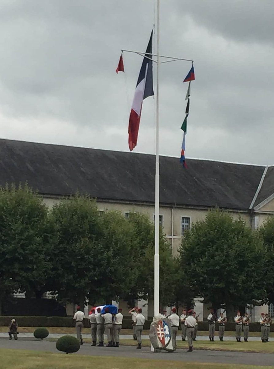 Hier cérémonie hommage à Eric Tojohasina Razafintsalama en présence de <a href="/florence_parly/">Florence Parly</a>. Il avait 25 ans, appartenait à notre 1er RHP #Tarbes. Mort au combat au #Mali . Beaucoup de sentiments mêlés et d'émotion @armeedeterre