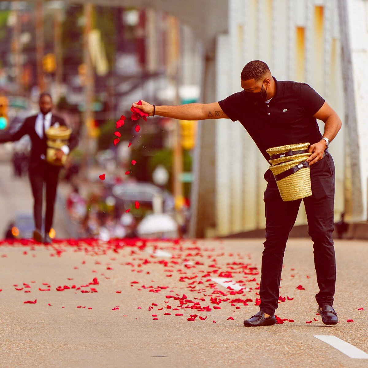 innerlifedirect's tweet photo. X<•>X<•>X<•>X
rose petals when John Lewis 
crosses Edmund Pettus Bridge
for human blood shed there
~~~~~~~~~~~~~~~~
#rose petals before the casket
of John Lewis is driven over the
bridge where he shed his own blood 
for civil rights and racial justice https://t.co/EF1VV74fO7