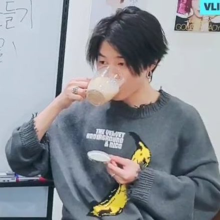 forevertaedaddy's tweet image. если всё ещё кто-то не видел, то мой новый аккаунт —@.foreverarmytiny 🤲 этот акк я удалять не буду, просто закрою и не буду активна так что можете отписываться и переходить в новый домик😌