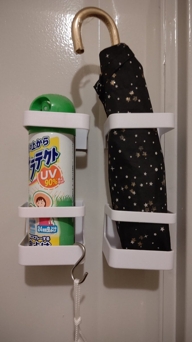 ライフハック ダイソーにある マグネットタイプ傘たて は様々なスプレー缶がジャストフィットするので 玄関ドアに貼り付けておくとめっちゃ便利 Togetter