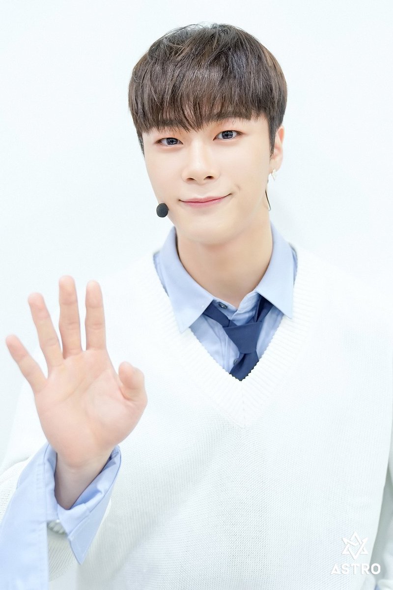 BrasilMoonbin's tweet photo. [FANCAFE] 29.07.20 - Moonbin nos bastidores do MBC M Show Champion. (1/2)

🔗: https://t.co/xKbmOJMec4
#ASTRO #아스트로 #GATEWAY #KNOCK #MOONBIN #문빈 @offclASTRO https://t.co/Xqz3njLFTl