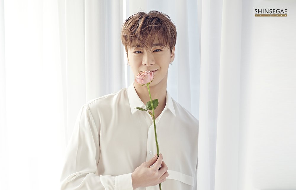 BrasilMoonbin's tweet photo. [FOTO] 27.07.20 - Moonbin para a Shinsegae Duty Free. 

🔗:https://t.co/uNz2fDvNyg
#ASTRO #아스트로 #GATEWAY #KNOCK #MOONBIN #문빈 @offclASTRO https://t.co/QuzCloyIkw