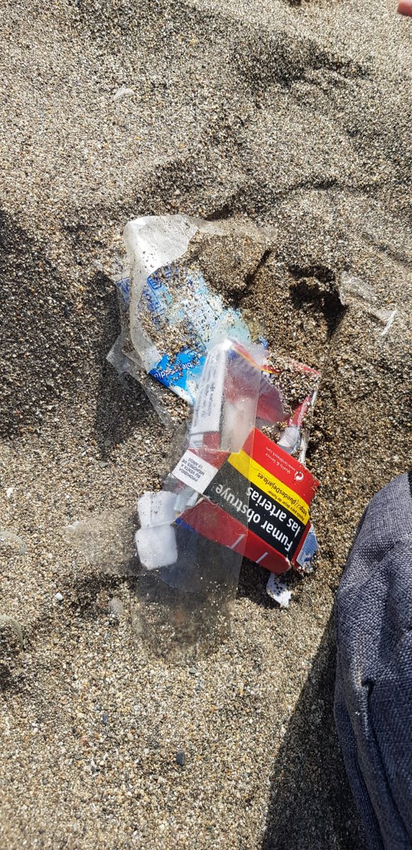 He estado hoy en la playa y entre muchas cosas más... En el agua me he ido encontrando porquerías que he ido sacando para tirar donde deberían estar............ 
Creo que esto es algo que nos incumbe a todos y realmente me enfada.