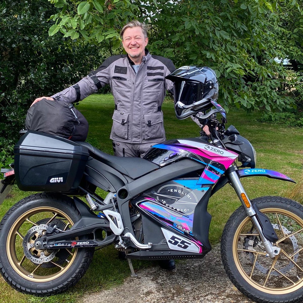 EngElecMotCo's tweet photo. Get sharing the 'Upgrade to Electric' event on Sat 8th Aug⚡️Come and demo our extensive range of #electricmotorcycles including the Zero SRF/SRS. The Zero Motorcycles #upgradetoelectric offer ends 15th Aug🏍️ https://t.co/OG49A7i5CW @ZeroMC @justingetsabout #Zeromotorcycles #EVs https://t.co/qc4TnIxJ7P