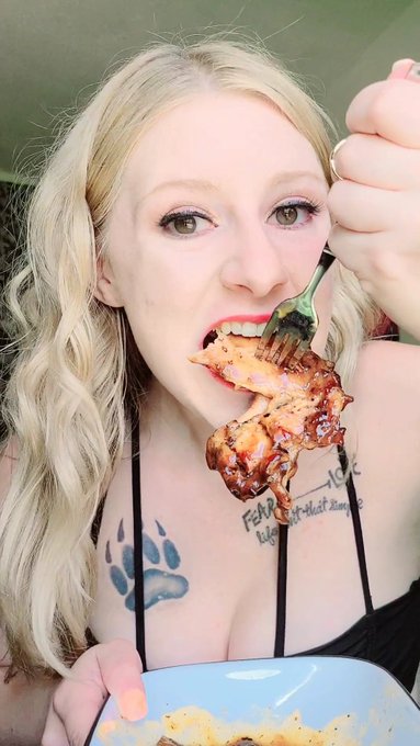 Kira’s pics and videos