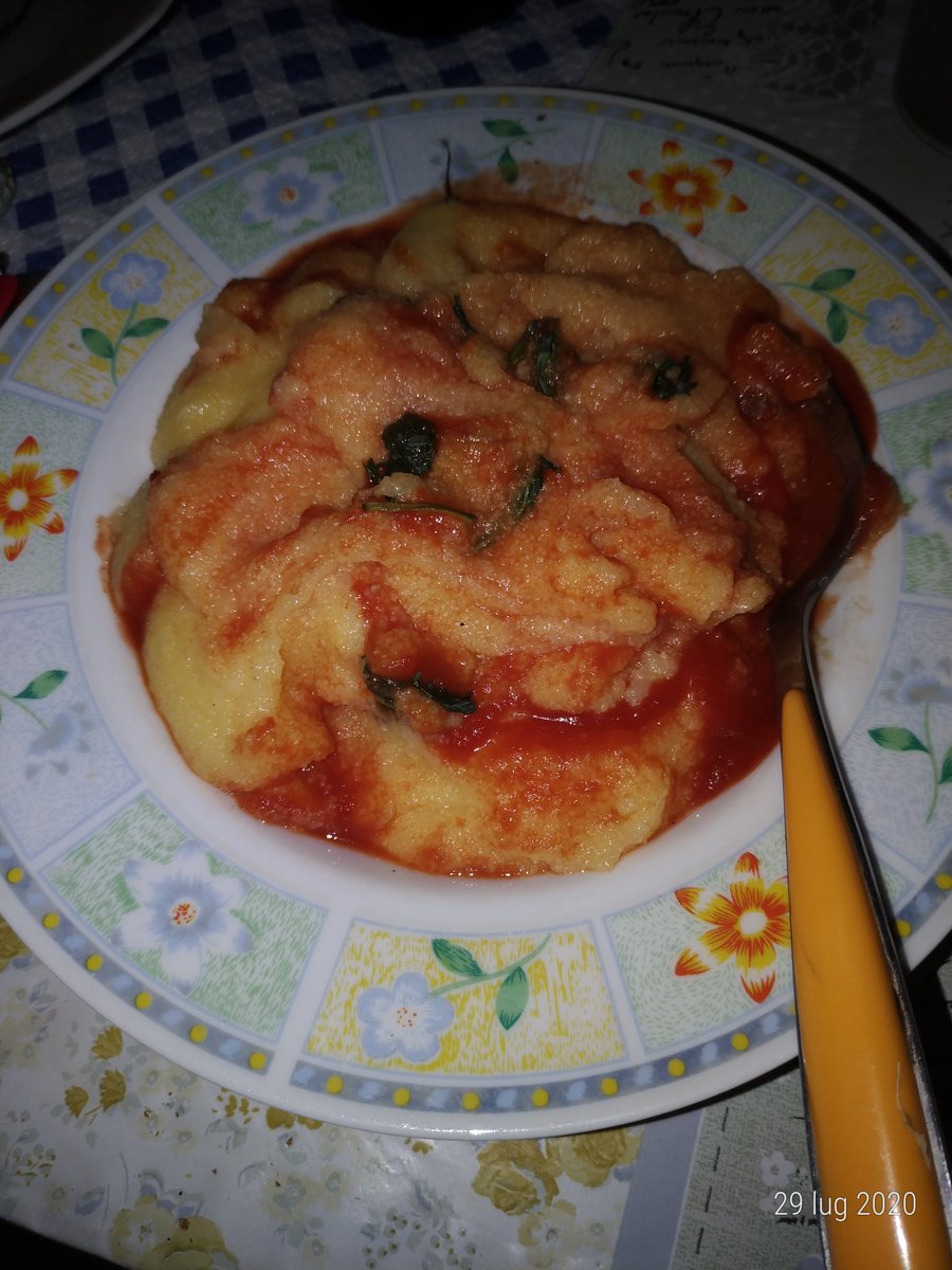 tamistelle's tweet photo. Avevo il frigo e la dispensa vuoti quindi ho improvvisato una cenetta ideale per i 36 gradi all'ombra: polenta col sugo 😀
#Cucinaincanottiera #polentoni https://t.co/xdWEVuY2vu