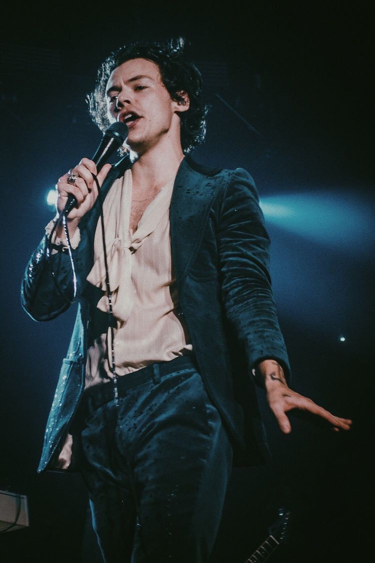 Chris Evans as Harry Styles' outfits: a thread 