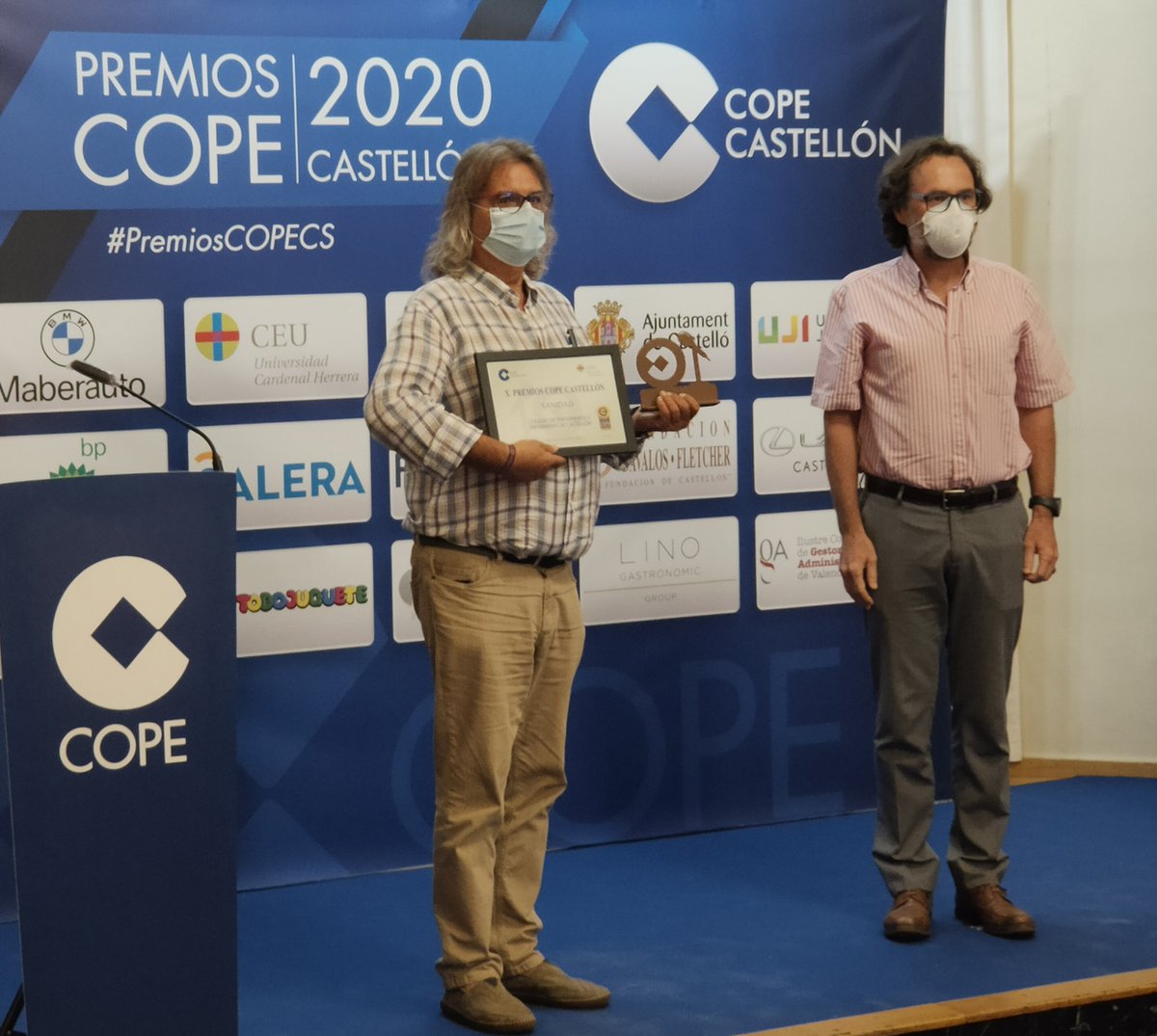 copecastellon's tweet photo. Premio COPE Castellón de Sanidad: Colegio de Farmacéuticos, Colegio de Enfermeros y Enfermeras y Colegio de Médicos @icofcastellon @EnfermerosasCS. Recogen Asunción Vicente, Francisco Pareja y José Mª Breva; entrega José Mª Mira de Orduña de @uchceu #PremiosCopeCS https://t.co/jY6gYYMEb3