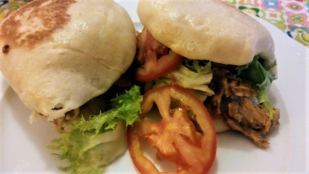 Aunque haga calor, no tienes que renunciar a hacer tu propio pan casero. Hay recetas deliciosas para hacer pan sin usar horno, como estos baos chinos que se hacen al vapor y son muy fáciles de preparar 👇
cocinacanela.es/blog/hacer-pan…
#pancasero
#sinhorno
#cocinaasiatica
#bao
#alvapor