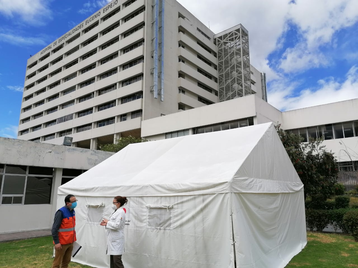 Riesgos_Ec's tweet photo. #Quito | Entregamos carpas y biombos al Hospital @heugenioespejo para la atención ciudadana en la Emergencia Sanitaria por #COVID19 en la capital del país. | #AEcuadorLoSacamosTodos #Pichincha https://t.co/pbCeD5fkPZ