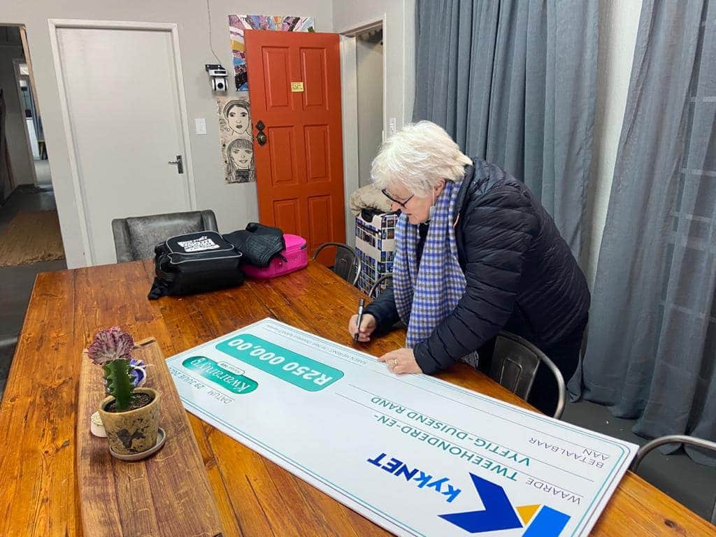 SpanLeRoux's tweet photo. #Kwarantyn: 🤫 Almal, lyk besig. Die baas is hier. Wie kan sien watter van op daardie lyn geskryf staan? #SpanScheepers #SpanLeRoux .@kykNETtv https://t.co/rbWM3NBKB0