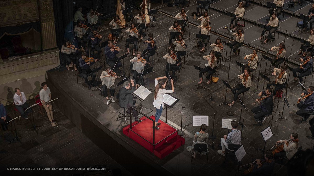 TIM_Official's tweet photo. TIM partner della Riccardo Muti #ItalianOperaAcademy: i talenti del nostro Paese, per due settimane, hanno studiato al fianco del Maestro prima del concerto di gala finale del 31 luglio con l’Orchestra Giovanile Cherubini. 👉 https://t.co/xQ3aStakU8 https://t.co/fMpxmNBJT7