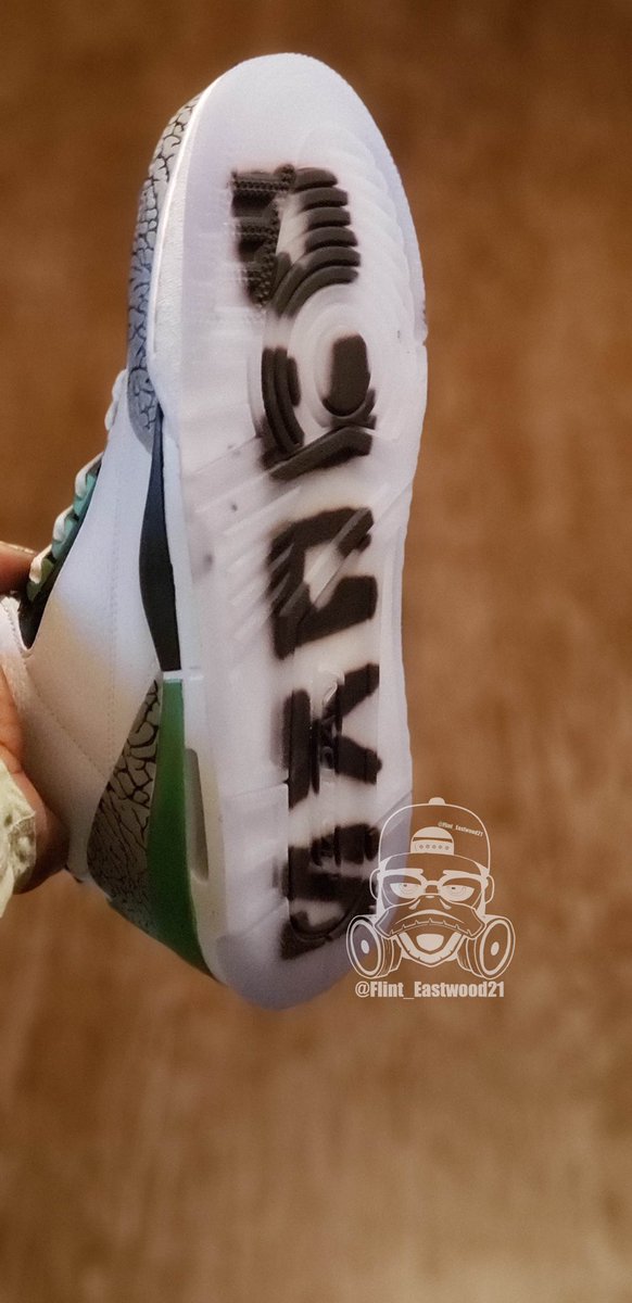 Sneakerfreeak23's tweet photo. Tried something new with the clear soles #ScoDucks #GoDucks #Custom21Tx https://t.co/gzN5A1HuRn
