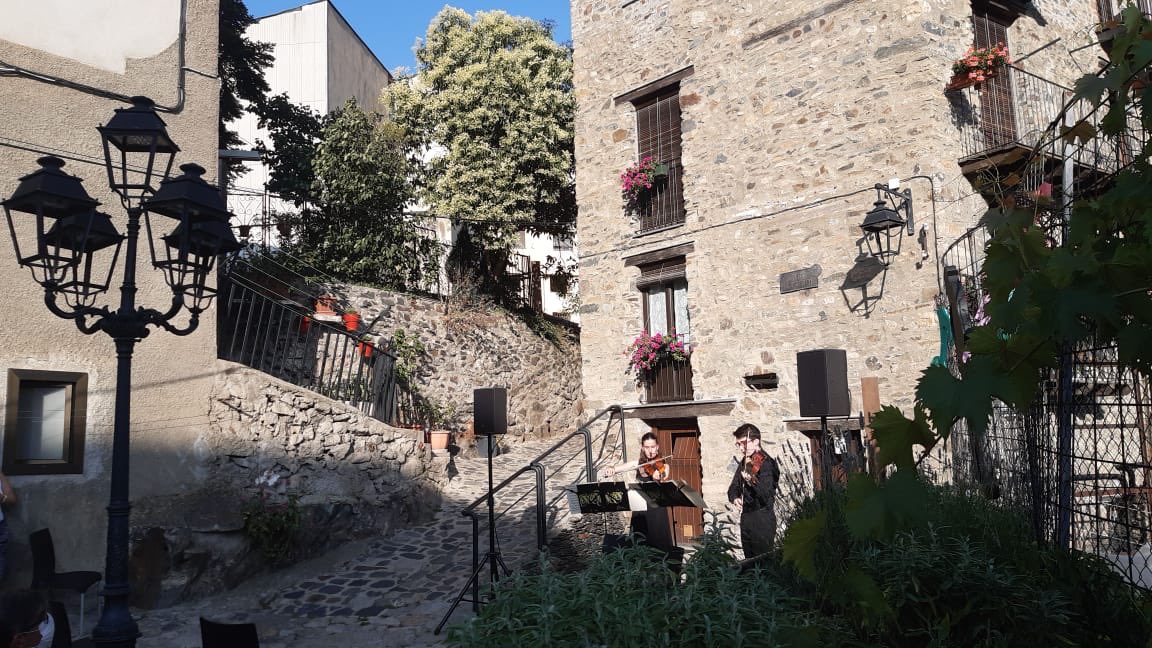 comuee's tweet photo. 🎼🎻 Música de qualitat, a càrrec de la #JONCA, en un marc incomparable, la Placeta d’Engordany.
👏🏼👏🏼 Cicle de música Engordany a Duo. Música per a escoltar i gaudir a poc a poc.
✅ Carlota Franch i Esteve Ticó @comuee @AgendaAD @fundaciocredit @GovernAndorra #musicalcarrer https://t.co/u2qSPPGS4r