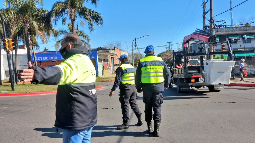 dantrila's tweet photo. #Dato un camión de gran porte cortó el cable trenzado de 380v dejando la zona del #ArcoDeCampana sin suministro. Contratistas al servicio de @EDENSAcomunica trabajaron para cambiar el tramo desde el transformador. Personal de tránsito y PL reordenaron la circulación vehicular. https://t.co/BjjpLMiQWQ