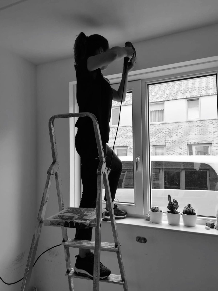 Ik heb iets ontdekt. Iets dat de meeste mannen voor zich houden, liever zeggen ze ‘zal ik het voor je ophangen’. Maar.. er is niets ingewikkeld aan het boren van gaten, vinden van de juiste plug en de schroef! Kwestie van mm’s met mm’s combineren 💪🏼