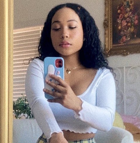 lunaaluvbug's tweet photo. #myhairis curly 💕 and one of my biggest struggles growing up! I hated how my hair wouldn’t lay flat and was too thick to comb through. Maintaining it would almost make me cry. It took me a long while to love and accept my hair how it was but I really love it now 🥺 https://t.co/QMgeEh9dhs