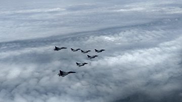 RajeevR21609929's tweet photo. Five #Rafale jets in the Indian airspace, flanked by two Su-30MKIs... #IndiaWithForces #JaiHind #RafaleInIndia 💪🏻😊 https://t.co/10KcKUJev8