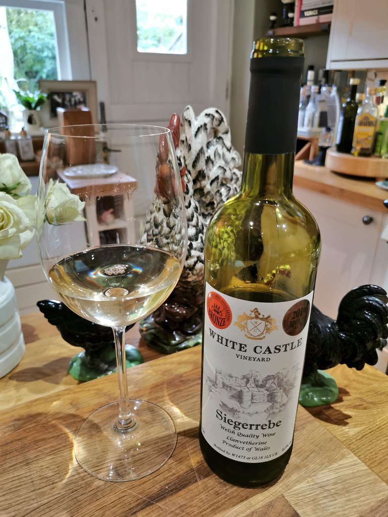 pietrosd's tweet photo. #yearofwine2020
#welshwineweek
@Welshwines
Siegerrebe ๐2018
White peach, satsuma zesty, lychee aromatic but dry finish๐ด๓ ง๓ ข๓ ท๓ ฌ๓ ณ๓ ฟ๐ท
@JMiquelWine @winewankers @frankstero @creativefabien @DemiCassiani @ricasoli99 @RussellVine1981 @wine1percent @SteveKubota @suziday123 @GailBenzler https://t.co/KNMETpEgxz