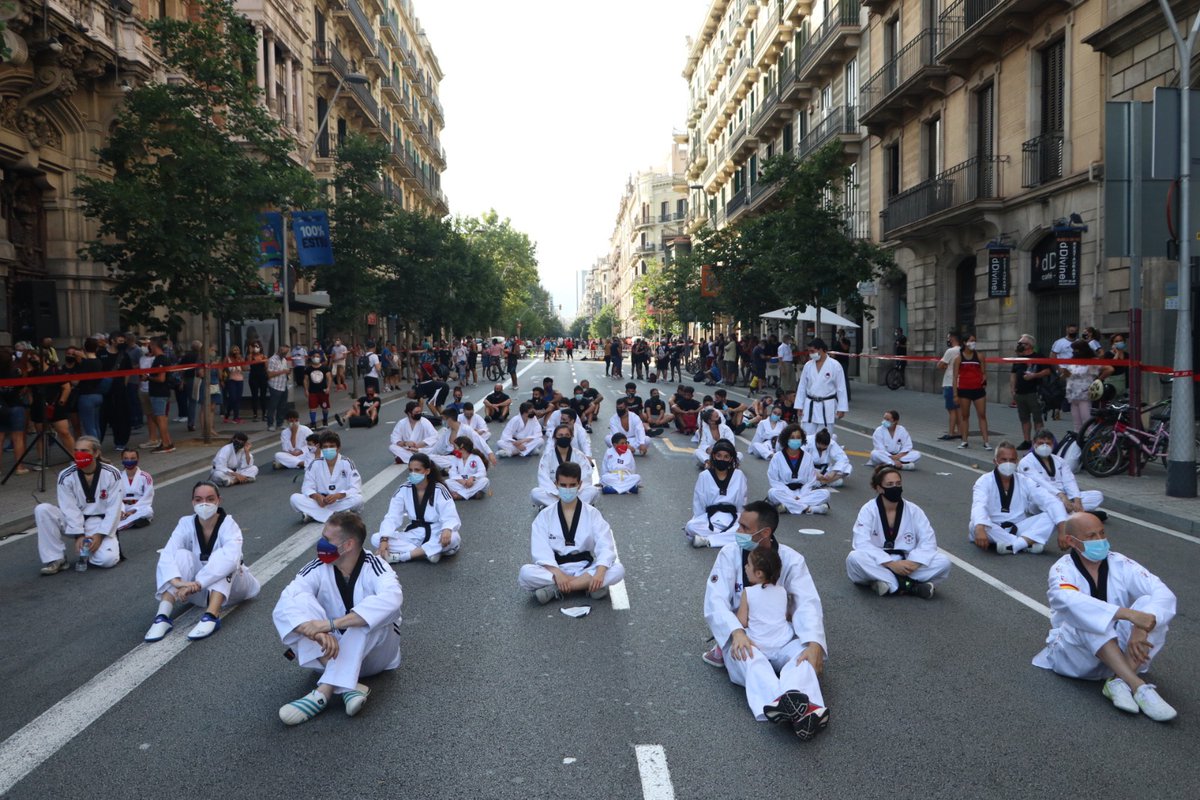 indescat's tweet photo. Finalitzem la mobilització d'avui del sector esportiu, que ha seguit estrictes protocols de seguretat i higine,
amb la lectura d'un manifest conjunt, on reivindiquem que l'esport és salut, un sector essencial i part de la solució. No a la suspensió de l'activitat esportiva! https://t.co/58447OiVLs