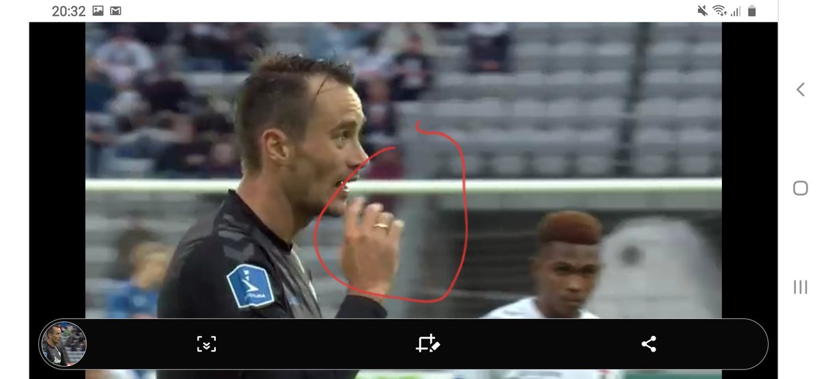 cls343's tweet photo. Que alguien me explique como este jugador del Odense danés,juega con el anillo de boda a la vista,partido en directo... https://t.co/PnZj5vmzIh