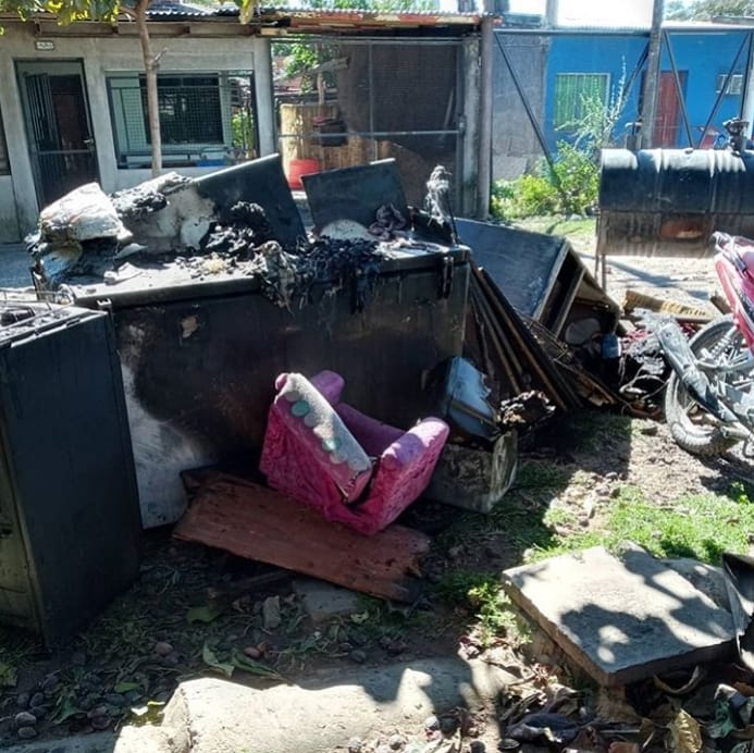 Antoniorome02's tweet photo. "Hacemos un llamado a la solidaridad" para una familia de circuito 5 que acaba de perder todas sus pertenencias al incendiarse su casa.. Ayudemos a Julia Dias, Genes Juan Pablo y sus hijas de 6 y 16 años.. Necesitamos ropas para los 4, zapatillas, mercadería con lo que podamos https://t.co/rzZPo3R4n2