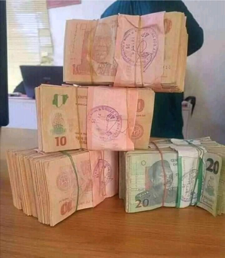 Toluene15's tweet image. Symbol Naira (₦)
Banknotes: ₦5, ₦10, ₦20, ₦50, ₦100, ₦200, ₦500,
₦1000

#VGTwithOmojuwa #VirtualGameTime