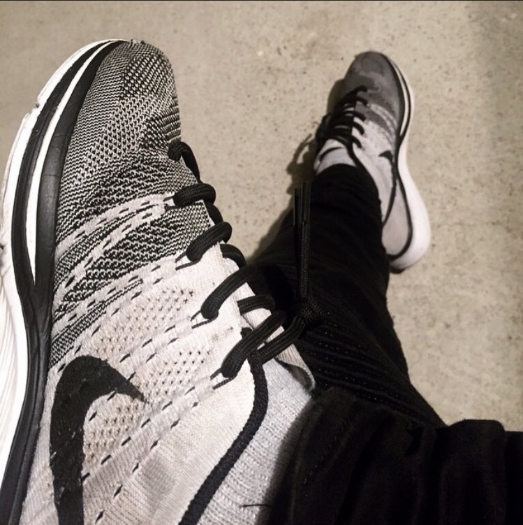 Talicustom's tweet image. J'ai testé aussi d'utiliser des accents de noir pour renforcer un colori qui était déjà très bien. Et ca marchait pas mal, à gauche c presque un myto le custom la tellement y'a rien, mais à droite, petit blackout sole qui va bien sur cette AM1 Atmos.