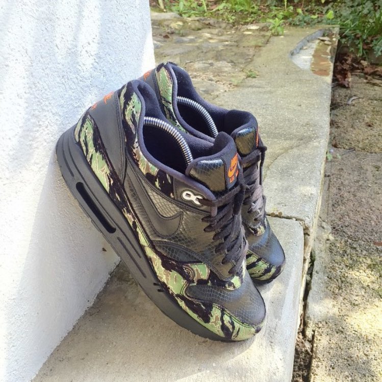 Talicustom's tweet image. J'ai testé aussi d'utiliser des accents de noir pour renforcer un colori qui était déjà très bien. Et ca marchait pas mal, à gauche c presque un myto le custom la tellement y'a rien, mais à droite, petit blackout sole qui va bien sur cette AM1 Atmos.