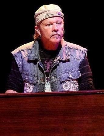 Neal Doughty cumple 73 años hoy, el mismo día que cumples años tu!!! Happy Birthday!!!   