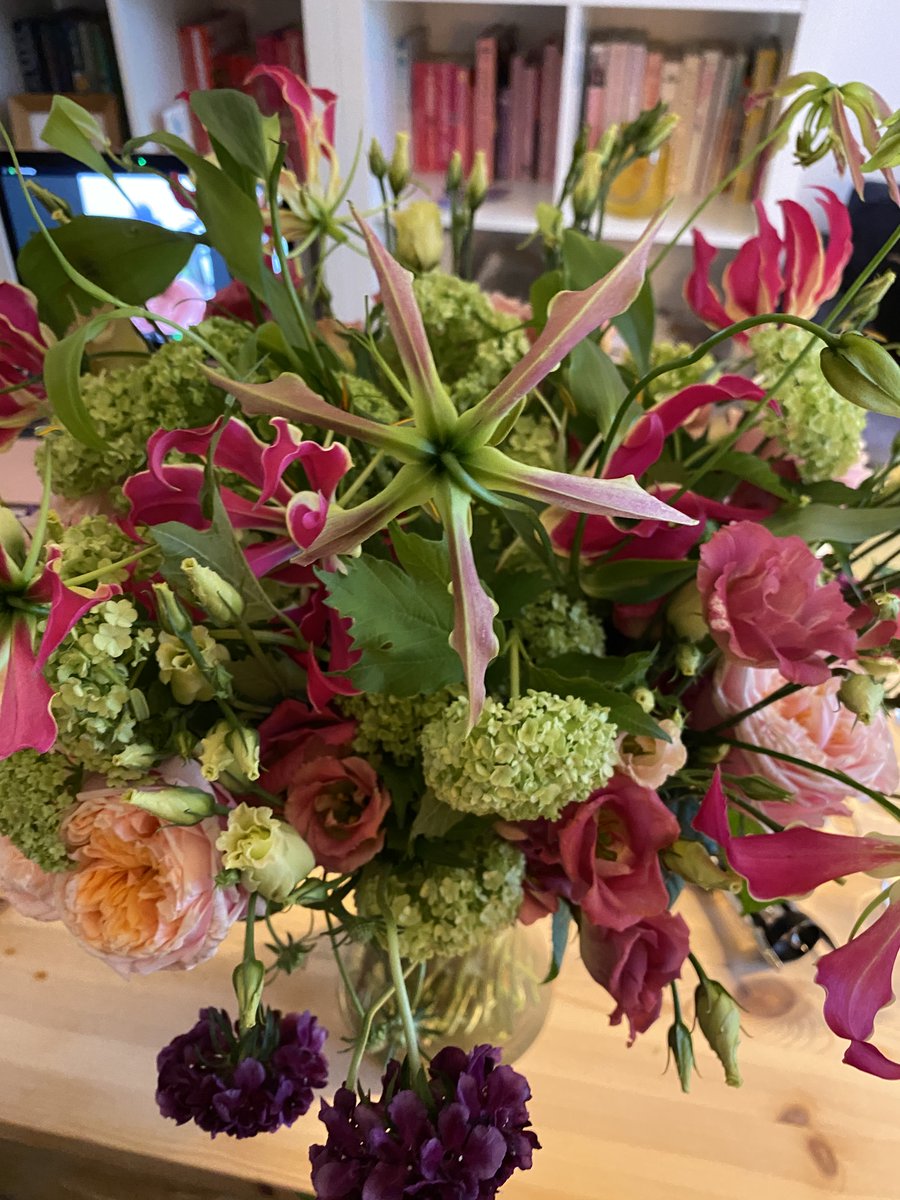 KateLifeDaily's tweet image. {AD} I don’t think I’ve ever managed to get a bunch of flowers to look so good! Thank you #MoonpigVirtualEvent