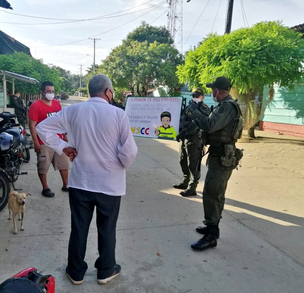 PoliciaNteSder's tweet photo. #SomosUnoSomosTodos | En el corregimiento de #TresBocas, adelantamos campaña denominada "Ciudadano conoce tus #DerechosYDeberes frente a la ley 1801 de 2016", fortaleciendo las disposiciones del #CódigoDeConvivencia. https://t.co/KxK34Jpe9h