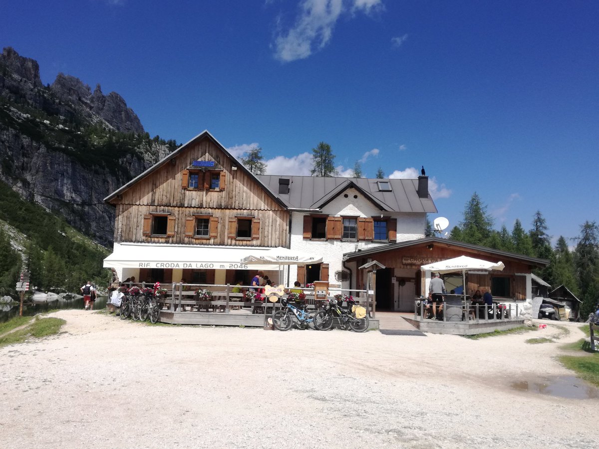 alvyspera's tweet photo. Oggi al rifugio #CrodaDaLago e al lago #Federa, sulle cui acque si riflette il bellissimo Becco di Mezzodì. @dolomiti_it @cortinadolomiti https://t.co/JZGvPE5dij