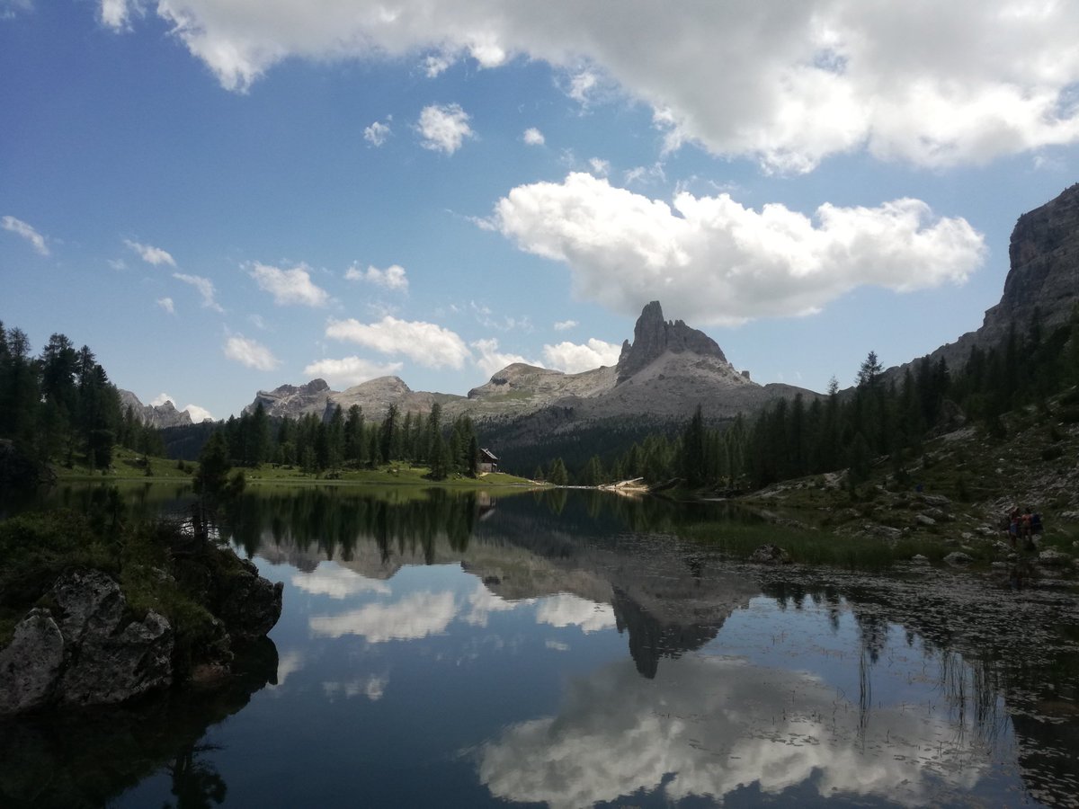 alvyspera's tweet photo. Oggi al rifugio #CrodaDaLago e al lago #Federa, sulle cui acque si riflette il bellissimo Becco di Mezzodì. @dolomiti_it @cortinadolomiti https://t.co/JZGvPE5dij