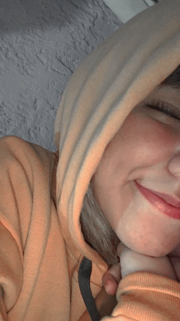 ibeth_camposs's tweet photo. Soy bien feliz usando la merch 🧡 @mariobautista_ #MerchMB2020 https://t.co/iH4u6Q3W4C