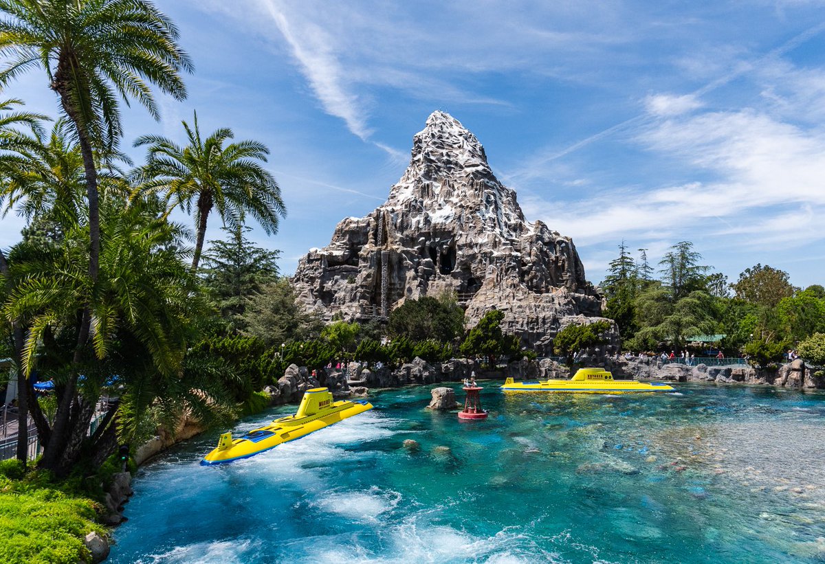 thedisdiary's tweet photo. One of my favorite views at #Disneyland! #disney #DisneylandAP #disneyparks #disneymagicmoments #disneyland https://t.co/EMA68jVu0u
