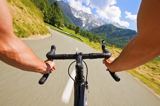 DGTes's tweet photo. La #velocidad máxima fuera de poblado para #bicicletas es 45 km/ h. No obstante, los conductores de bicicletas podrán superar dicha velocidad en aquellos tramos en los que las circunstancias de la vía permitan desarrollar una velocidad superior. 

Art. 48 #RGC #RepasoNormas🚴 https://t.co/7WgwkIL4aD