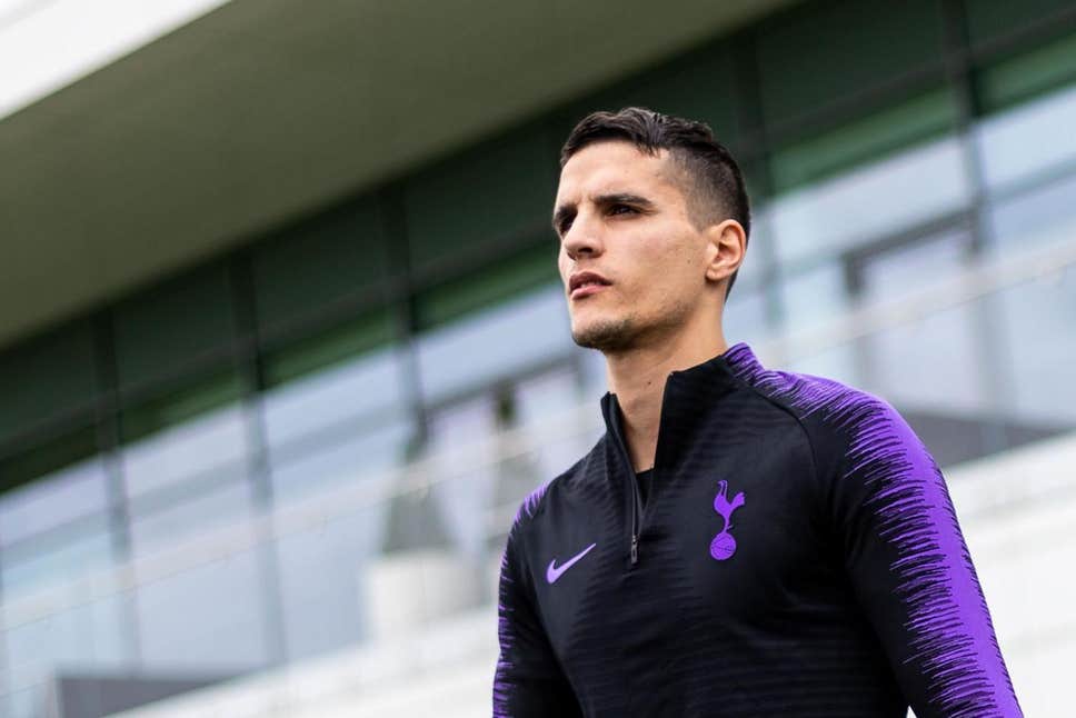 "Dele vs Lamela"Jose Mourinho has started to implement his philosophy in his favoured 433 or 442 shapes, with no current CDM, the spare slot has opened in the CAM + RM roles.The two main competitors; Dele Alli and Erik Lamela.This thread analyses both players compatibility.