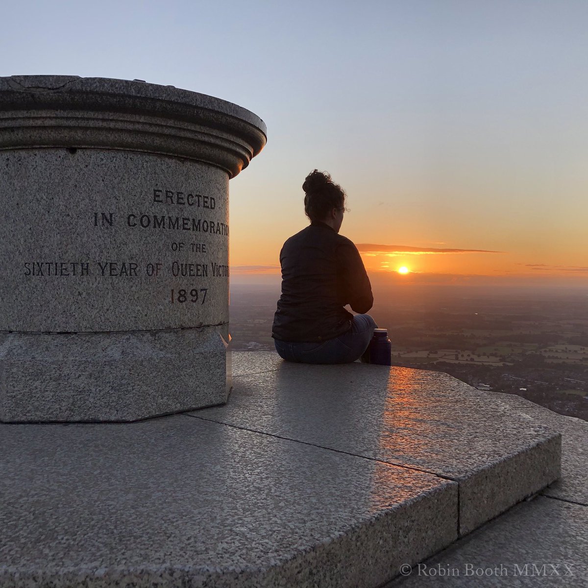 robinjamesbooth's tweet photo. Sunrise on the Worcestershire Beacon. #Sunrise #WorcestershireBeacon #MalvernHills https://t.co/MSExLAwCeB https://t.co/MFoB1iTzAB