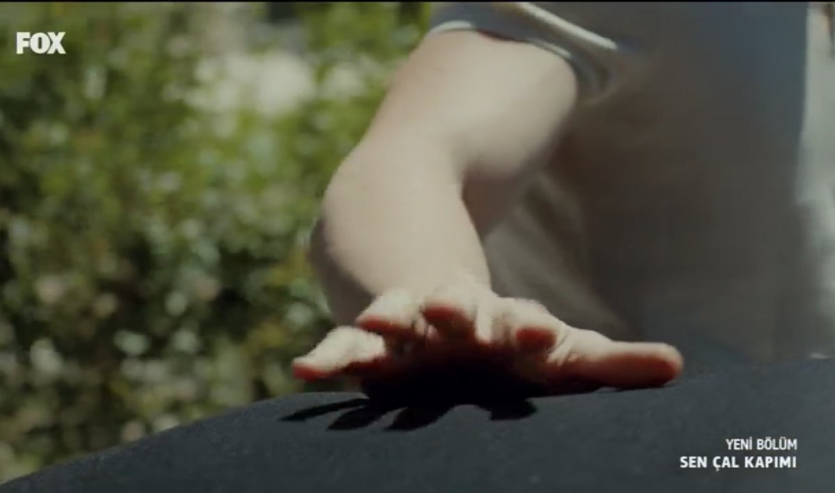 demetswife's tweet photo. EDA TOLD HIM THAT SHE FINDS HANDS ATTRACTIVE  AND HE IMMEDIATELY NEEDED SHOW THAT HIS HANDS ARE BEAUTIFUL 😭😭😂😂😂  #aşıklarınoyunu #SenÇalKapımı #HandeErçel #KeremBürsin #EdSer https://t.co/gzShAKfNAd