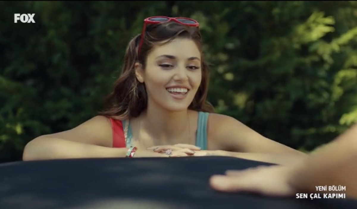 demetswife's tweet photo. EDA TOLD HIM THAT SHE FINDS HANDS ATTRACTIVE  AND HE IMMEDIATELY NEEDED SHOW THAT HIS HANDS ARE BEAUTIFUL 😭😭😂😂😂  #aşıklarınoyunu #SenÇalKapımı #HandeErçel #KeremBürsin #EdSer https://t.co/gzShAKfNAd