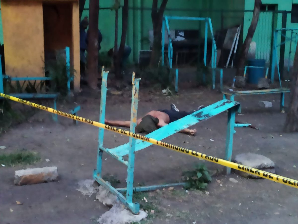 c4jimenez's tweet photo. ERA EXTORSIONADOR de LA UNIÓN
Se llamaba Kevin Axel Rodriguez, le decían Kalusha.
Extorsionaba negocios y ambulantes en @A_VCarranza @AlcCuauhtemocMx
Así se exhibía en redes sociales…
Y así acabó: lo ACRIBILLARON en este deportivo.
@FiscaliaCDMX y @SSC_CDMX investigan https://t.co/46rDE5TY3r