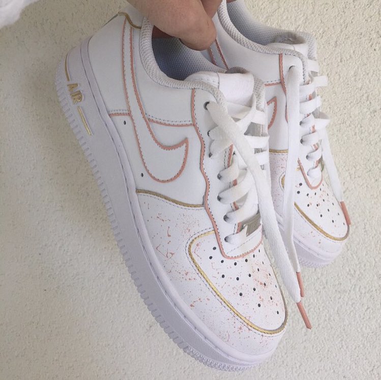 Talicustom's tweet image. 3 customs un peu au pif, une restauration et 2 customs sur neuf.

C'etait les premièrs clients qui m'ont fait confiance pour acheter leur brand new pair toute neuve et les custom direct !

Les AF sont quand même pas mal, les ptites lignes là 🤔