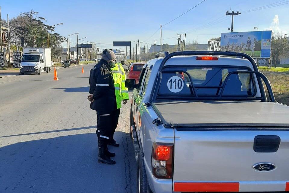 SintesisSanLzo's tweet photo. #Coronavirus
#HOY La Municipalidad de San Lorenzo realizó un operativo de control con medición digital de la temperatura corporal en ruta 11 y Estrada, en el límite con Fray Luis Beltrán. https://t.co/70BJq4Svfq